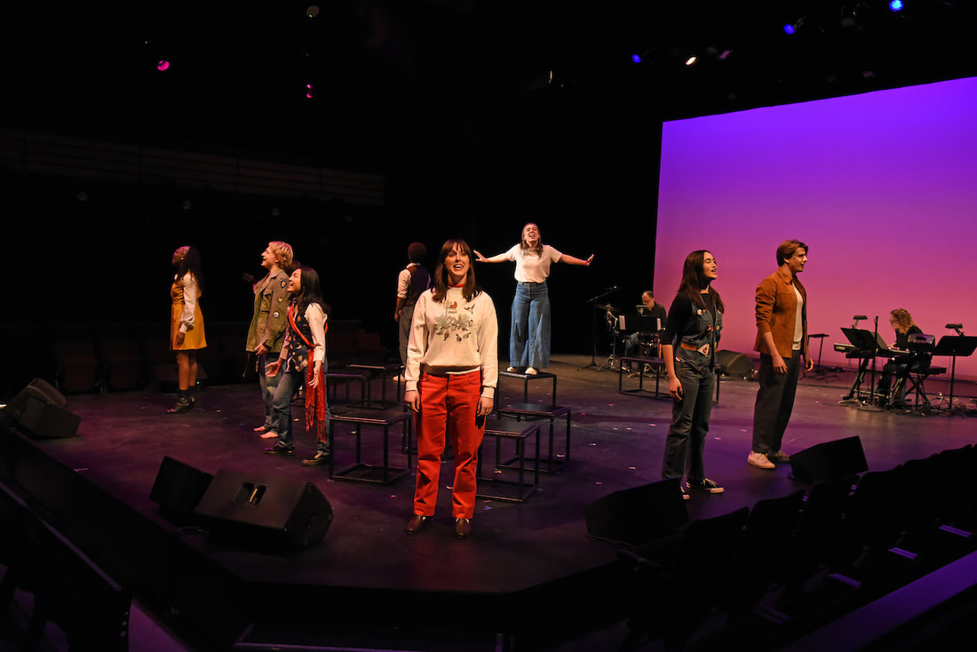 A group of singers form a circle and sing outwards